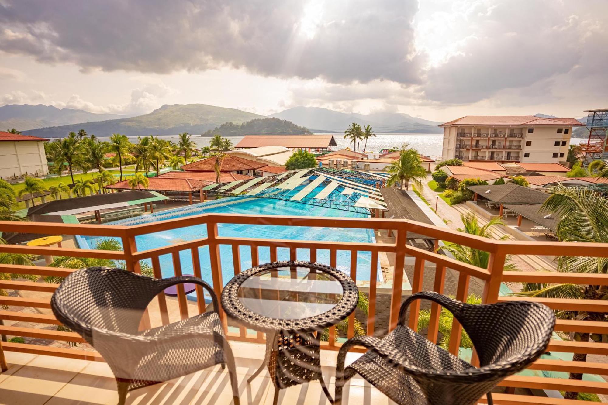 Whiterock Beach Hotel And Waterpark Subic Bay Zewnętrze zdjęcie